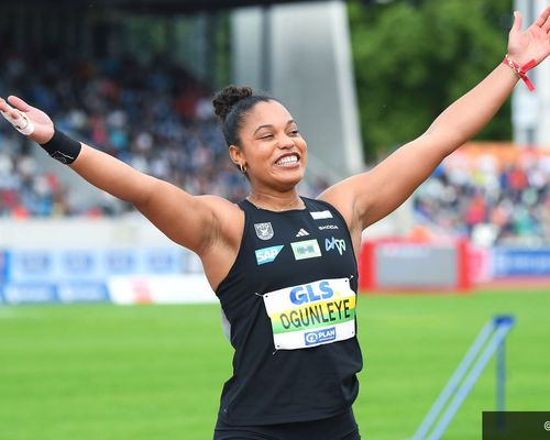 Yemisi Ogunleye (MTG Mannheim) feiert ihren DM-Titel und die Stimmung im Stadion 