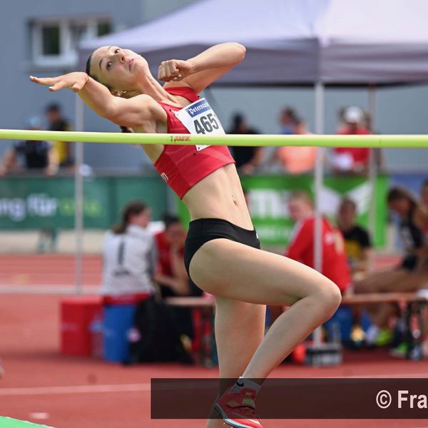 Collien Schmidt (SG Dettingen/Donau) hier beim Hochsprung, startete in vier Disziplinen und wurde Zweite auf den 100 Meter Hürden in der WJU18