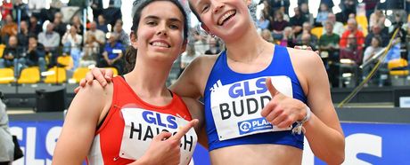 Adia Budde (LAV Stadtwerke Tübingen) bejubelt ihren 2. Platz auf den 1.500 Metern. Adeline Haisch (LG Region Karlsruhe) wird Fünfte.