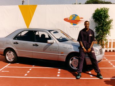 Ein stiller, bescheidener, sympathischer Weltmeister über 110 Meter Hürden – Colin Jackson (GBR) vor dem Siegerfahrzeug