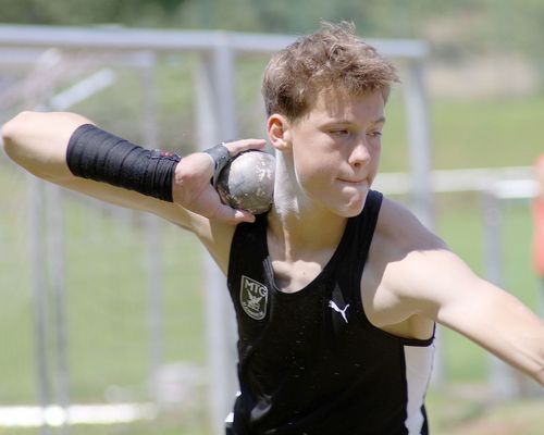 Leichtathletik-Meeting in Weisenbach: Nachwuchs und Senioren sorgten für Top-Leistungen / Starkregen verhinderte hohe Höhen