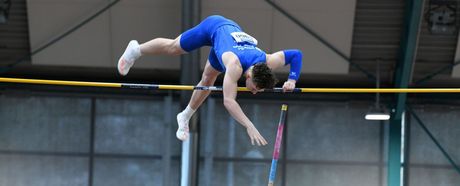 Jonathan Hummel (LG Leinfelden) steht erfolgreich in der Luft.